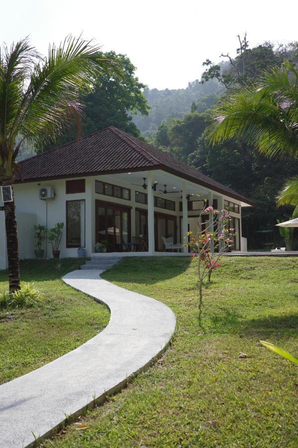 Villa Meranti - Spacious Private Pool Villa Pantai Cenang  Exterior photo